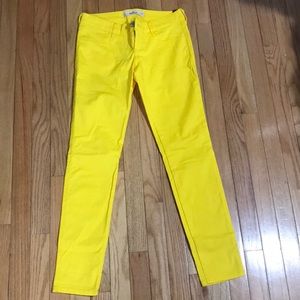Hollister yellow skinny jeans 👖 💛
